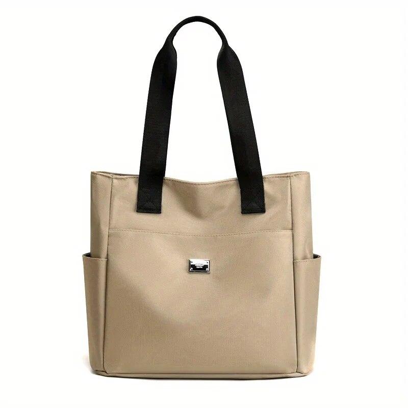 Прочная и легкая нейлоновая сумка-тоут идеально подходит для ежедневных поездок на работу.