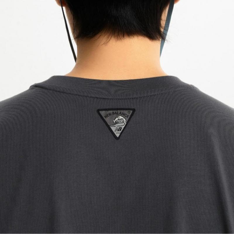 New Balance Футболка Lqj Nbnee21643 60 Uni Nb Boy Surfing с коротким рукавом Tee Se