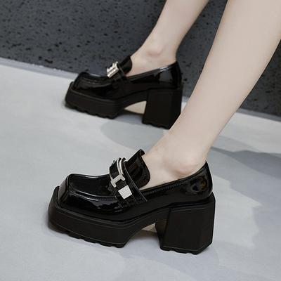Женские лоферы на платформе 2025 весна и осень новинка универсальные увеличение роста один педаль толстый каблук черные в британском стиле маленькие кожаные туфли
