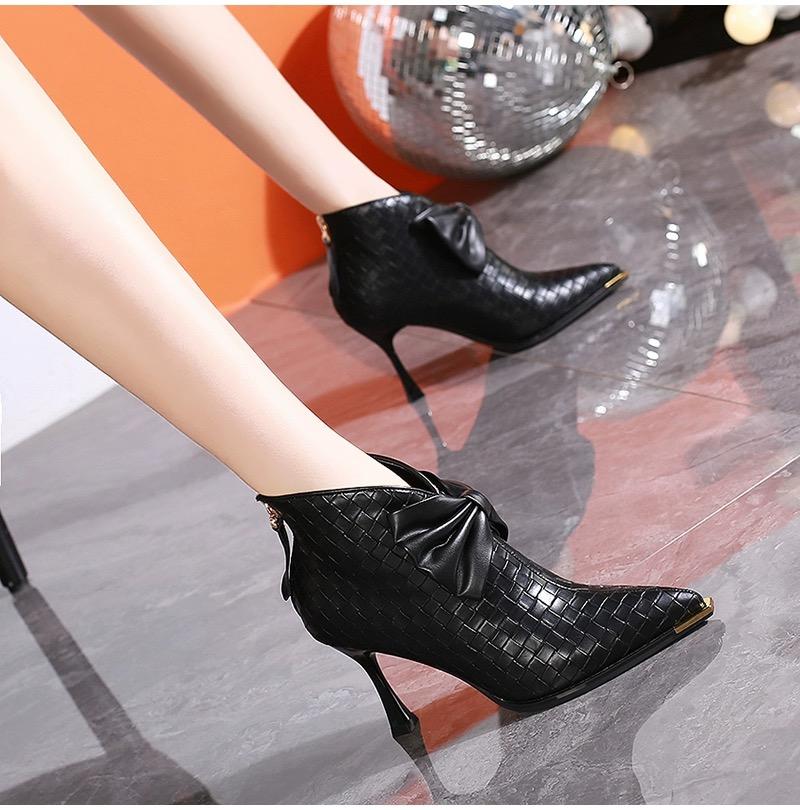 Мода 2024 года. Ботинки-шпильки с заостренным носком и бантом для женщин. Осень и зима. Новый стиль. Удобные высокие однотонные модные женские ботинки.