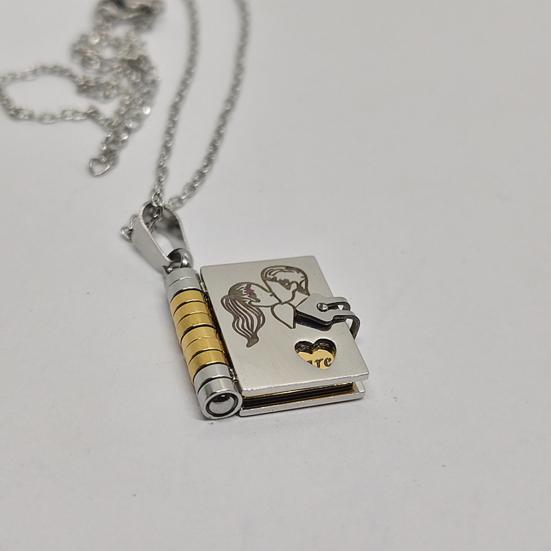 Ожерелье-книга для дочери Моя невероятная девочка Кулон из нержавеющей стали с гравировкой Ожерелье-мини-книга Ювелирный подарок