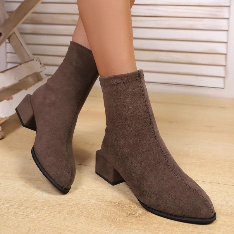 Новая женская обувь стройнит, это пара флисовых ботильонов на квадратном каблуке с острым носком.