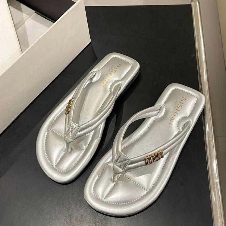 Ins тапочки женская летняя одежда модная и универсальная 2024 новые шлепанцы на плоской подошве нескользящие мягкие пляжные сандалии