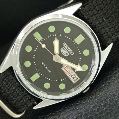 ЯПОНСКИЕ ВИНТАЖНЫЕ ОТРЕМОНТИРОВАННЫЕ АВТОМАТИЧЕСКИЕ МУЖСКИЕ ЧАСЫ SEIKO 5 С ЧЕРНЫМ ЦИФЕРБЛАТОМ a444206-1