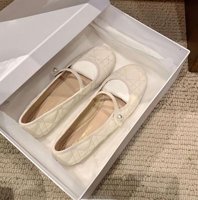 У Су Иньинь такие же французские туфли с жемчужным принтом и круглым носком, туфли Мэри Джейн на плоской подошве Gling, балетки из кожи.