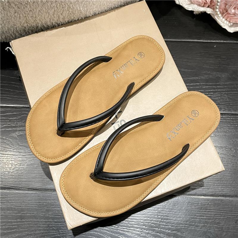 Шлепанцы женские модные для улицы 2025 лето крутые тапочки студенческие простые нескользящие щиплют ногу пляжные шлепанцы