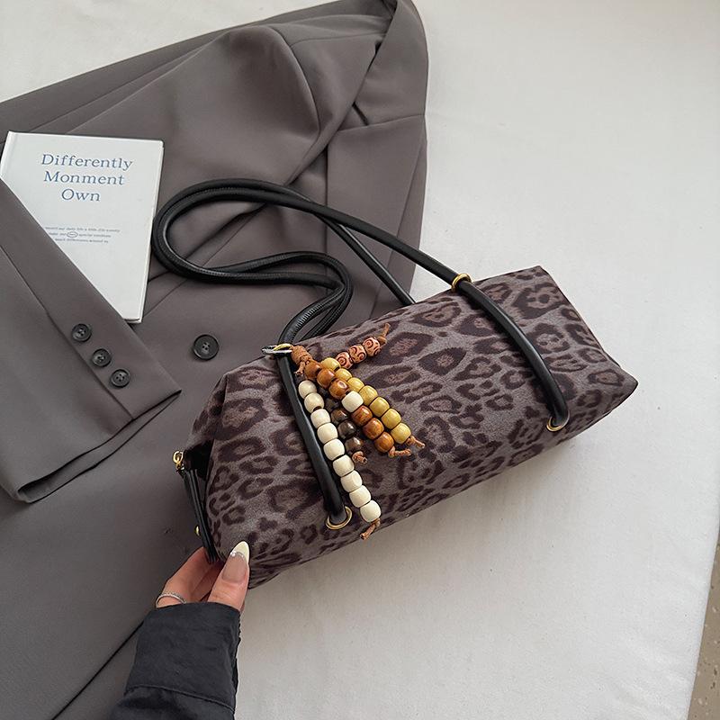 Korean Version of Niche Fashion Bag 2025 New Retro Leopard Print Shoulder Bag Large Capacity Texture Commuter Underarm Bag