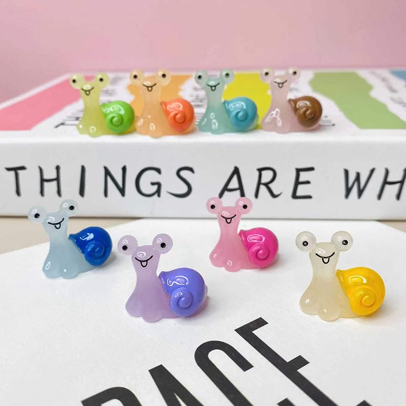 2Pcs Glowing Mini Snails Miniature Moss Micro Landscape Decoration Glow In The Dark Snails Figurines Fairy Garden Accessories