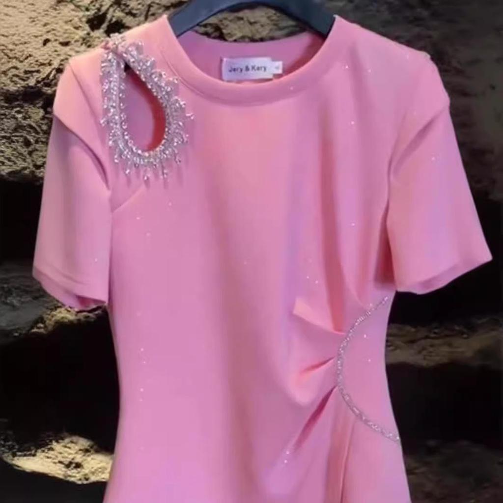 Футболка Catty Fashionable Slimming размера Plus Size 2-300: Неровная полая плечевая часть с алмазной инкрустацией, короткие рукава для женщин.