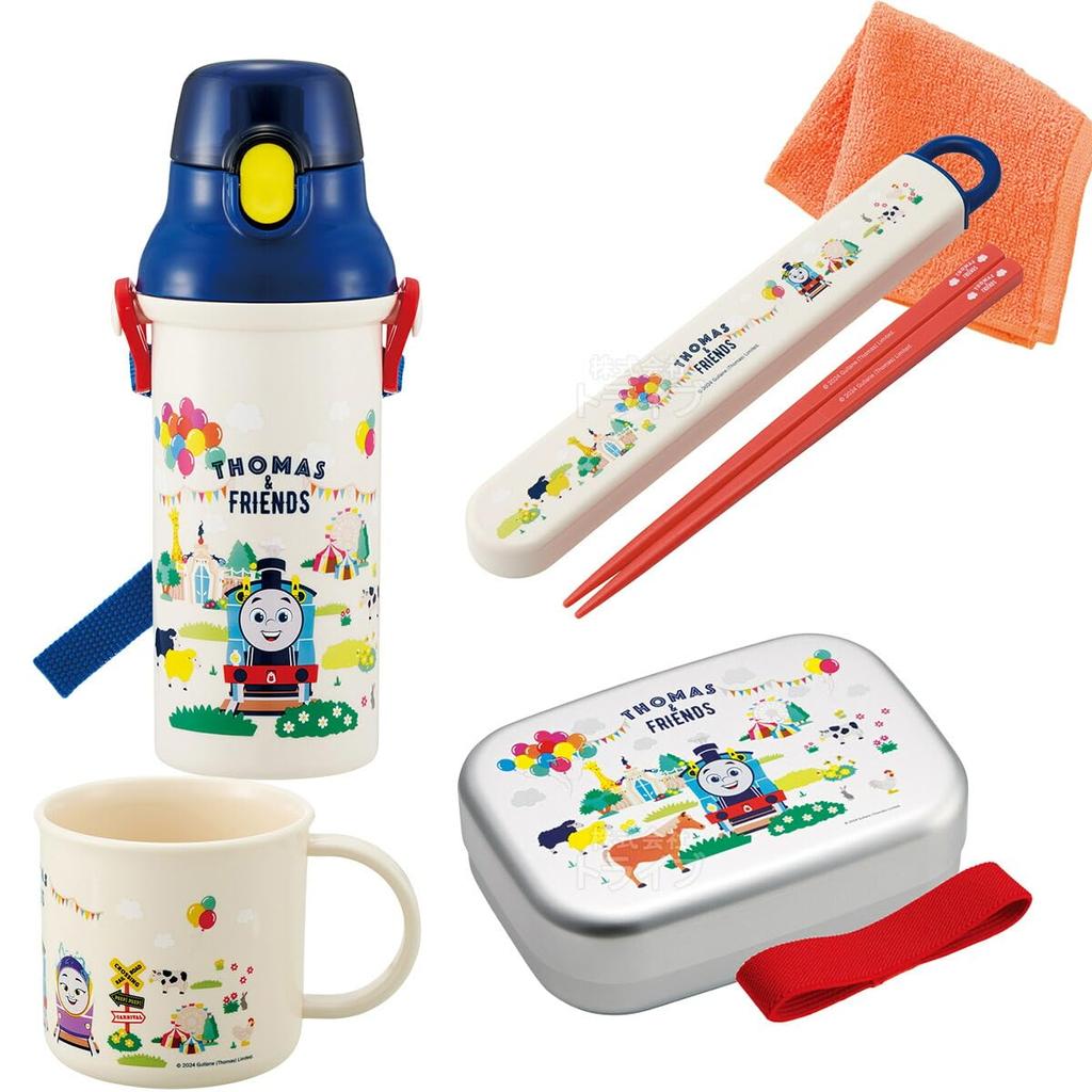 В комплект входит мини-полотенце Skater, набор из 4 предметов «Друзья Томаса», алюминиевая коробка для бенто, 370 мл, палочки для еды, пластиковая бутылка для воды и т. д.