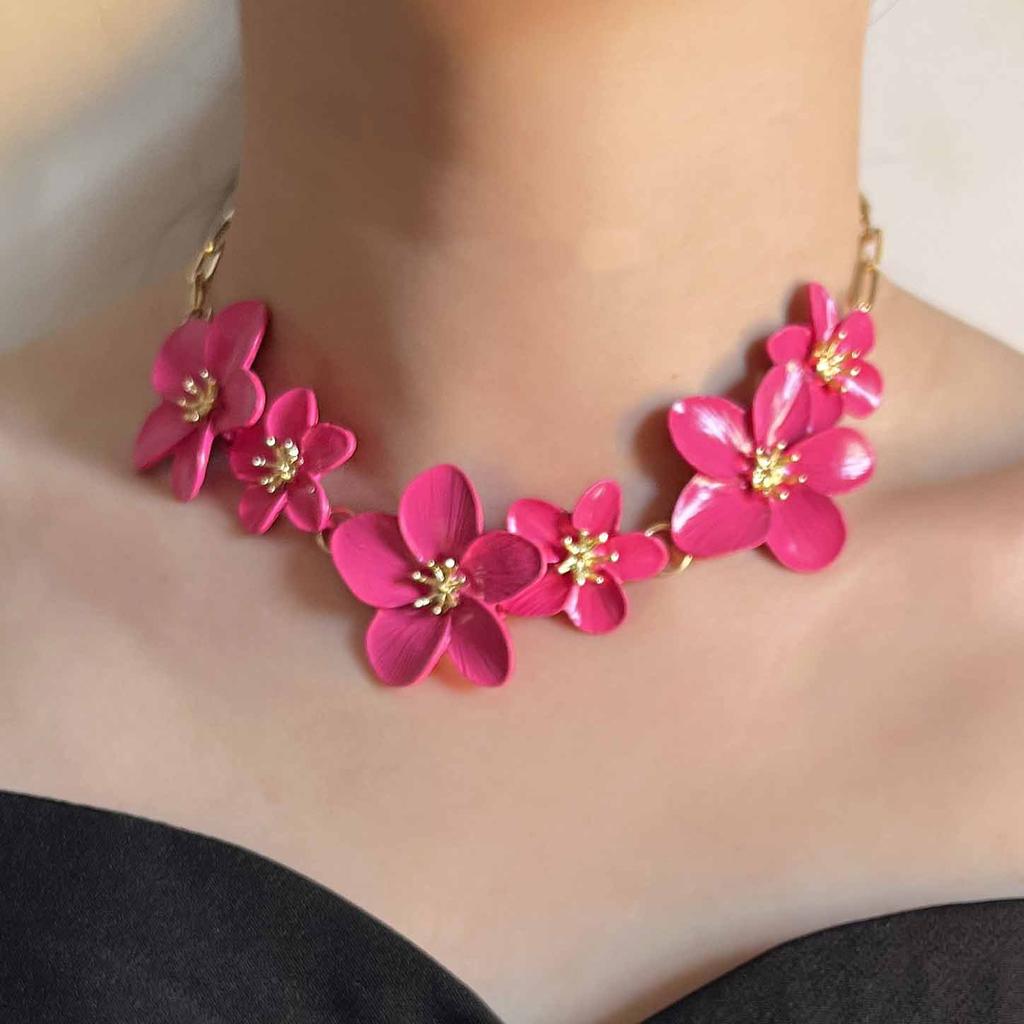European and American exaggerated fashion simple light luxury design sense alloy series flower collarbone chain exotic style versatile women's models