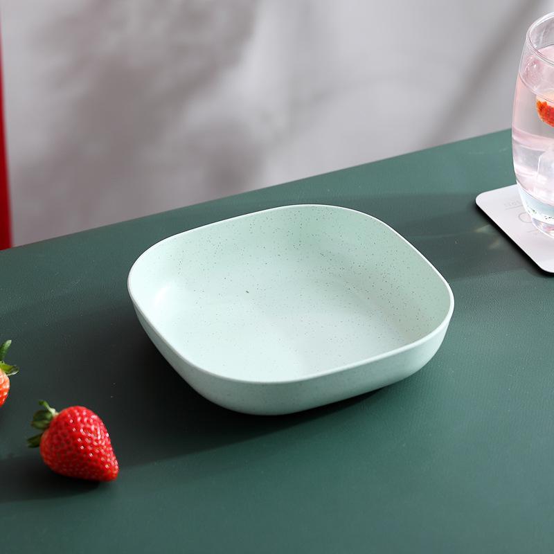 Глубокая квадратная тарелка из пшеничной соломы диаметром 15 см — прочная, устойчивая к падениям, идеально подходит для обедов, костей, тортов или небольших порций.