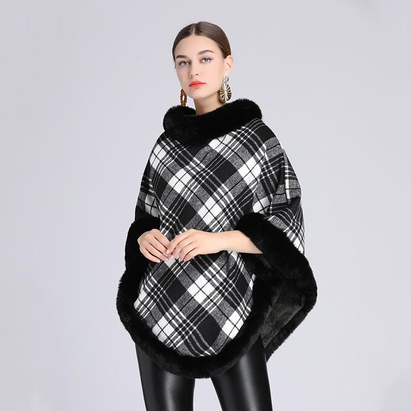 Осенне-зимняя вязаная накидка в клетку с меховым воротником
