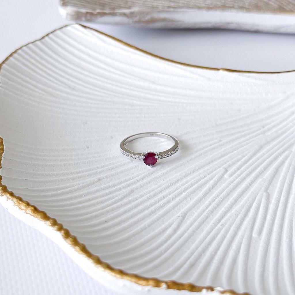 Серебряное кольцо с натуральным рубином 0.891ct, фианитами, вес изделия 1,96 гр (2165330)