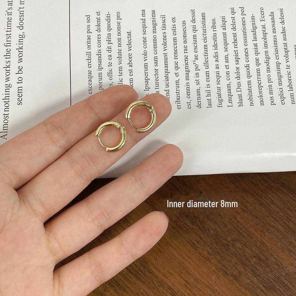Минималистичные серебряные серьги-кольца — новый стиль моды для женщин