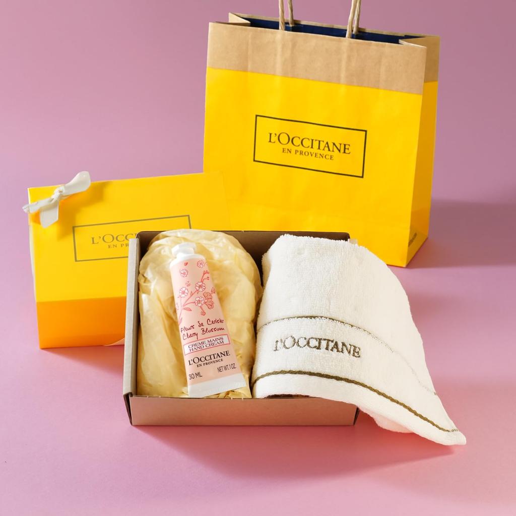 L'OCCITANE Подарочный набор для рук «Цветок вишни» с полотенцем и сумкой-шоппером. Идеально подходит для дней рождения, праздников, в качестве подарка «спасибо» или на прощание.