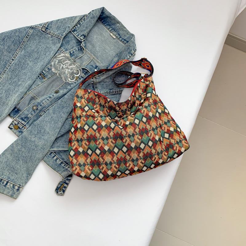 2024 летняя новая модная нишевая портативная сумка-тоут для поездок на работу простая модная большая вместительная модная сумка подмышкой