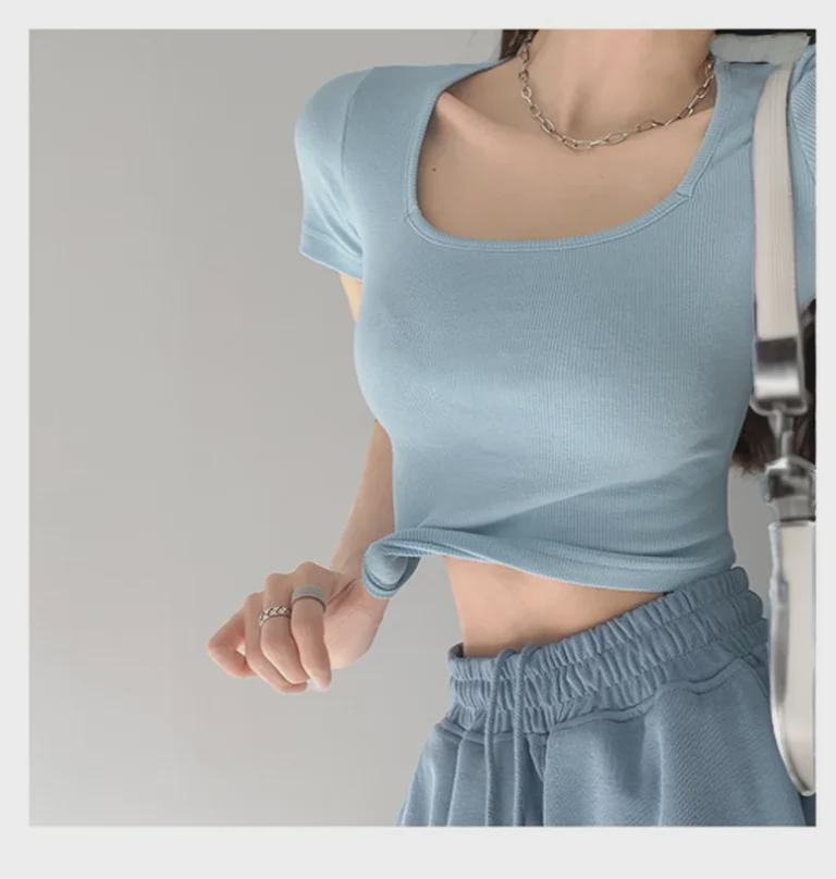 Женский укороченный топ в корейском стиле, облегающий, с широким U-образным вырезом - однотонный, с коротким рукавом, оверсайз, летний слой.