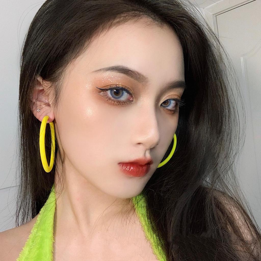 Винтажные красные серьги-кольца в гонконгском стиле: Элегантный женский аксессуар на осень/зиму