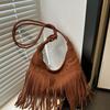 Искусственная замша Суперпопулярная нишевая замшевая сумка через плечо для женщин Новый дизайн с кисточками Однотонная сумка кроссбоди KTY