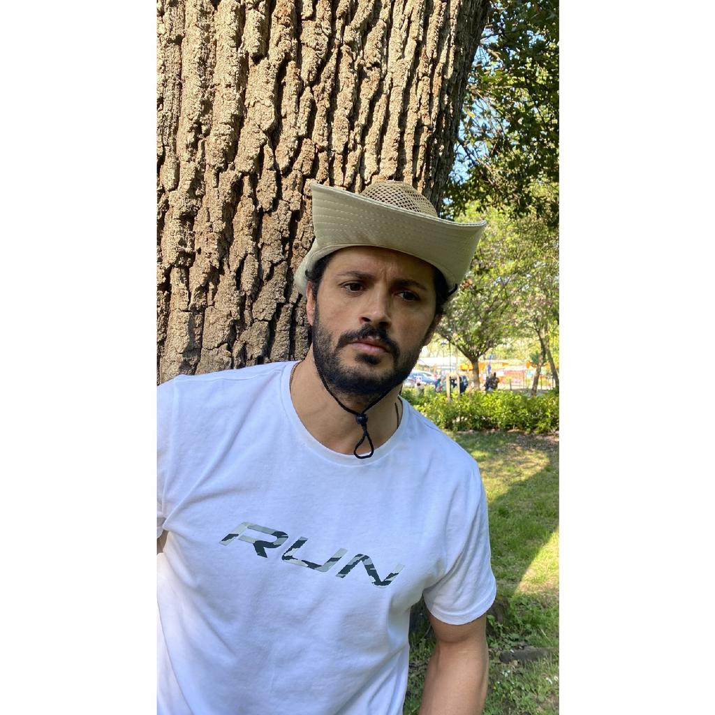 Ковбойская модель мужского пола в соломенной шляпе