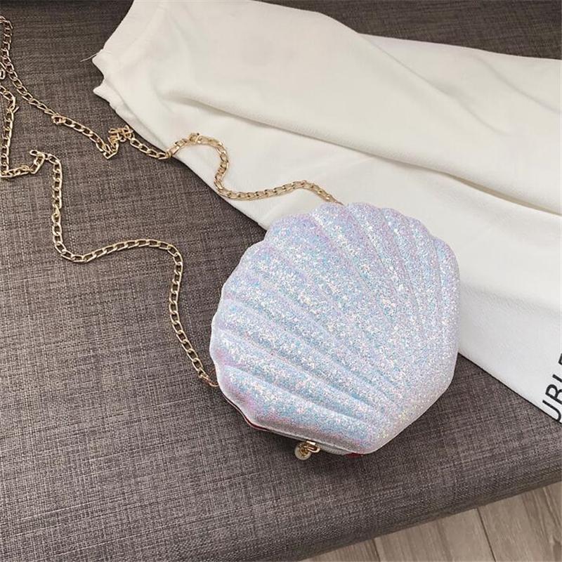 Женская сумочка в виде блестящей раковины