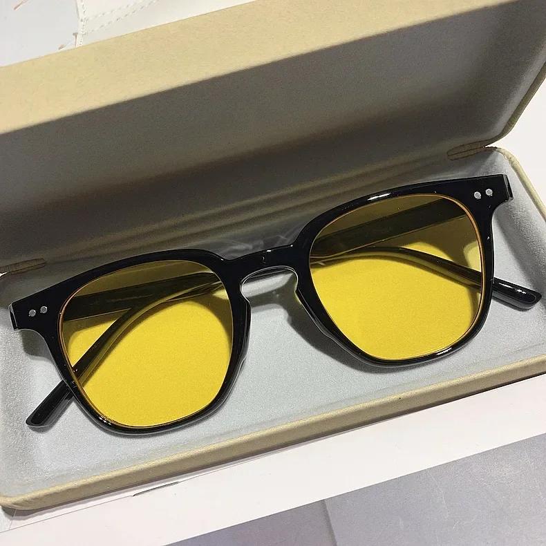 Summer Square Frame Punk Sunglasses Classic Vintage Rivets UV400 Sun Shade Eyeglasses for Women Men Vintage Retro Luxurious Eyewear Gafas De Sol