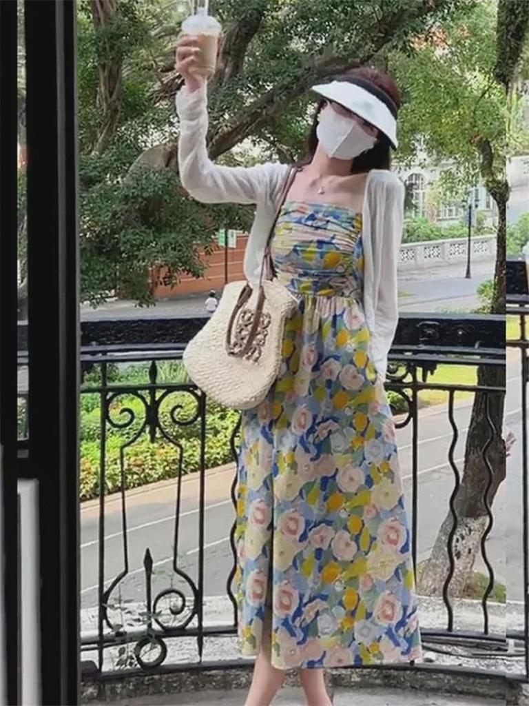 Женское облегающее платье с цветочным принтом на подтяжках - лето 2024 г.