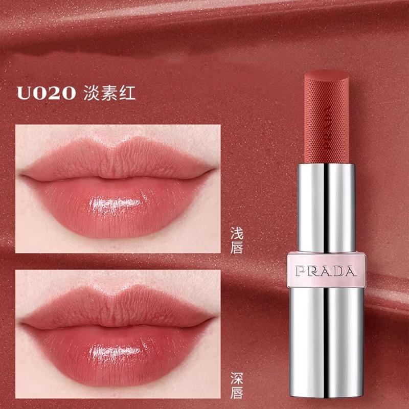 Prada Набор косметики 2026 Новый год Ограниченная серия Знаменитость Двухцветная помада Подарочная коробка Набор из двух предметов: #U001 синий бальзам для губ 3,8 г + #U020 светло-красная помада 3,8 г
