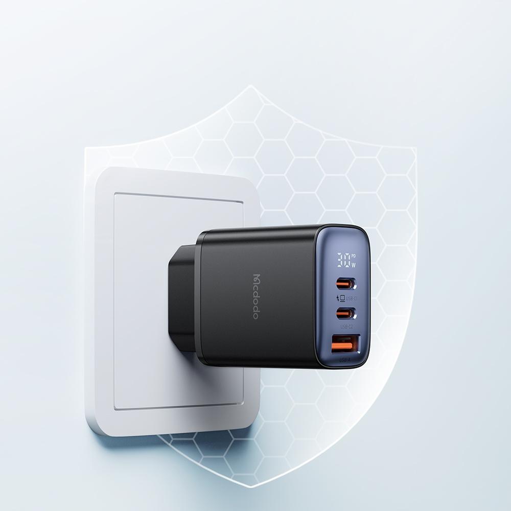 Mcdodo Fast Charger For Iphone 2Xusb-C 1Xusb Pd 30W Led Meter