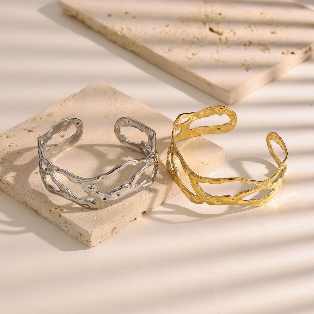 Стильный полый браслет из титановой стали с покрытием из 18-каратного золота - Невыцветающий, Высококачественный Открытый Дизайн