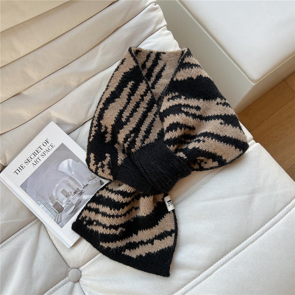 New Style Cross Shaped Small Scarf For Women In Spring Autumn Summer Fashionable Temperament Tied Bag Headband Decorative Scarf