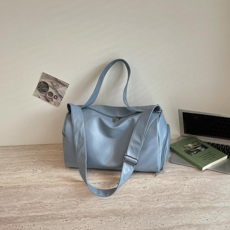 Women's large-capacity crossbody bag, sports gym bag, casual style, travel and commuting tote bag, silver color, with separate compartments for wet