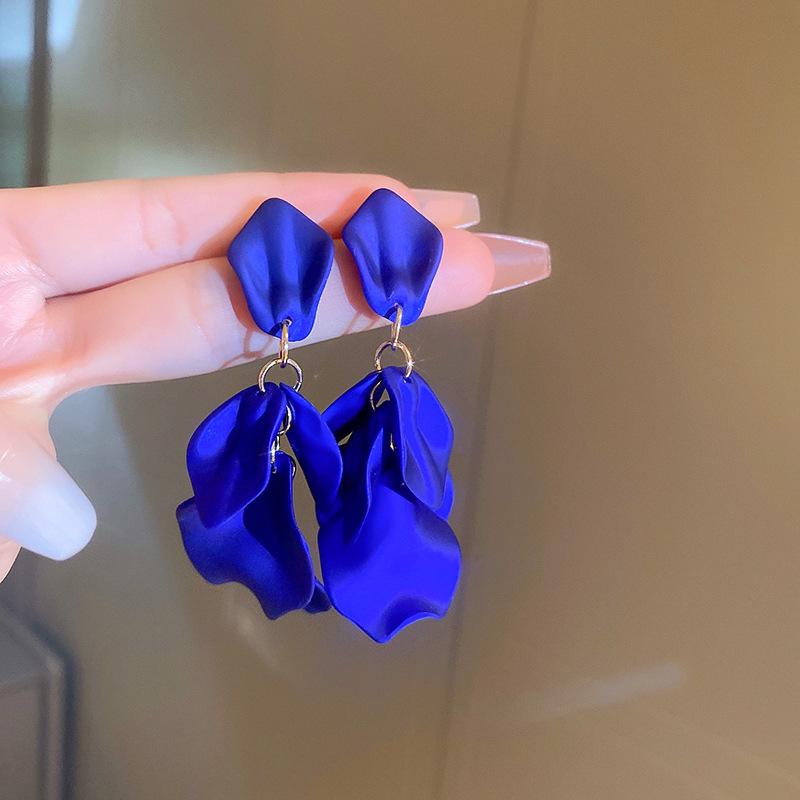 Серебряные игольчатые синие металлические серьги неправильной формы - морщинистые, легкие, роскошные, высококачественные, подчеркивающие темперамент и индивидуальность аксессуары