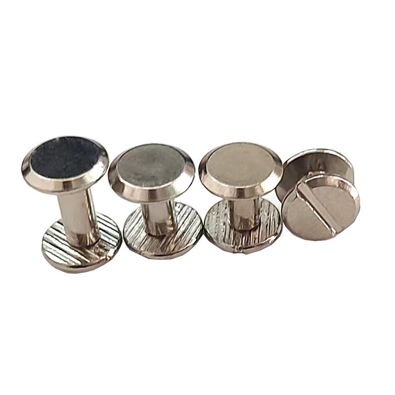 Никелированная заклепка с плоской головкой для крепления ремня.