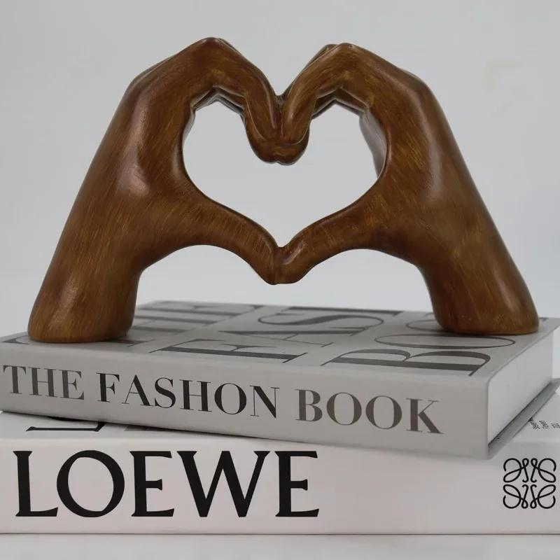 Любовь Сердце Рука Скульптура Рука в форме сердца Декор руки Жест в форме сердца Смола Скульптура Статуэтка Украшение для дома и офиса Любовь Сердце