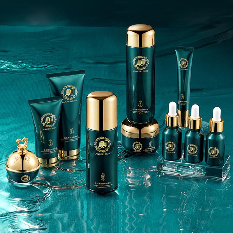 Роскошный увлажняющий набор из десяти предметов. Набор увлажняющих гладких консилеров для ухода за кожей.