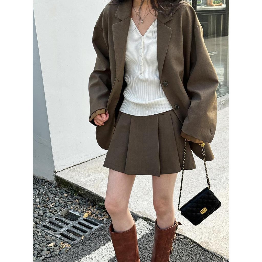 Женский повседневный костюм Luxi High-End в корейском стиле: Комплект из блейзера с манжетами и плиссированной юбки 8719