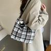 Шерстяная клетчатая модная простая повседневная сумка-тоут большой вместимости, новая зимняя модель 2025 с подвеской