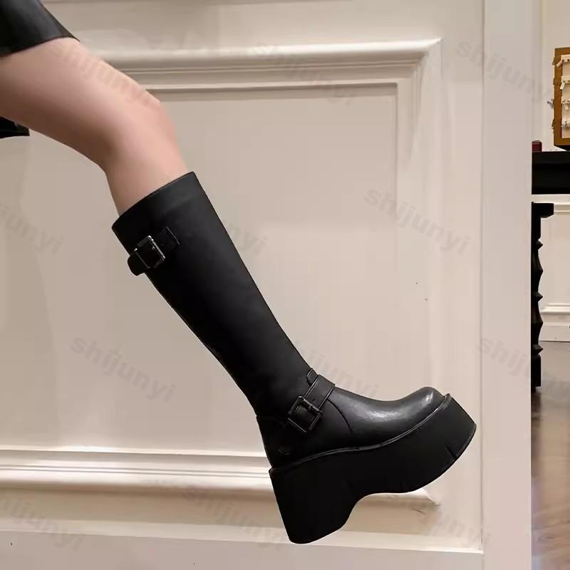 Модные женские сапоги на платформе, черные кожаные туфли на танкетке, панк-сапоги, новинка 2024 года, высокие сапоги на массивном каблуке, удобные ботильоны до колена