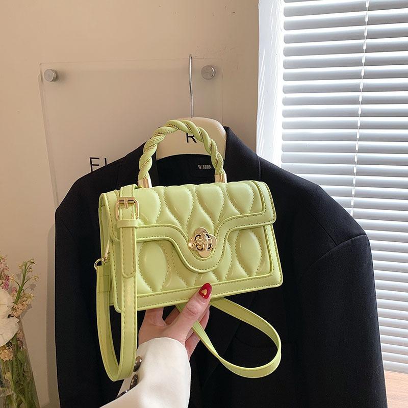 Маленькая и модная ручная маленькая квадратная сумка с нишевым дизайном для женщин. Новая зимняя нишевая сумка 2024 года с текстурой. Сумка через плечо Instagram.