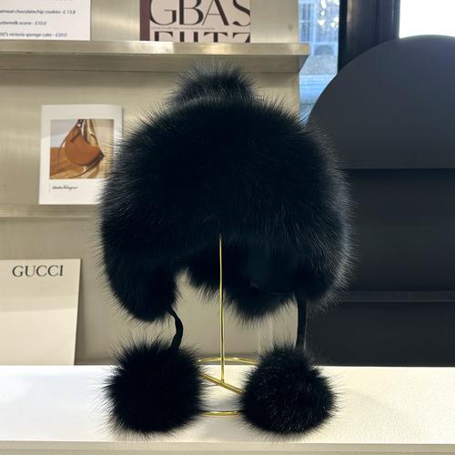 Теплая и мягкая вязаная шапка с натуральным лисьим мехом, защитой для ушей и шариком с помпоном.