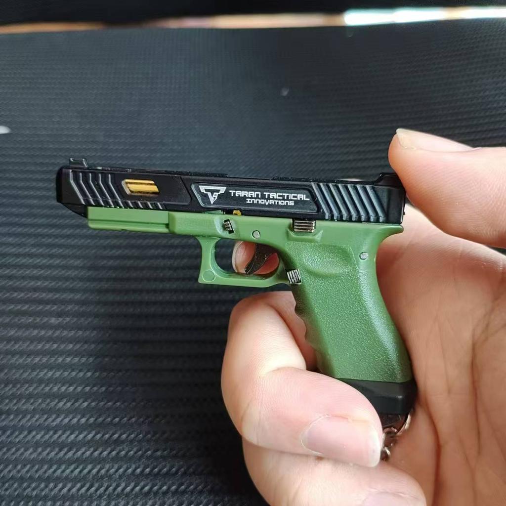 Mini 1:3 Alloy TTI G34 Pistol Model Keychain Detachable Fake Gun Collection Bag Pendants Fidget Toy Party Gift for Adult Boy