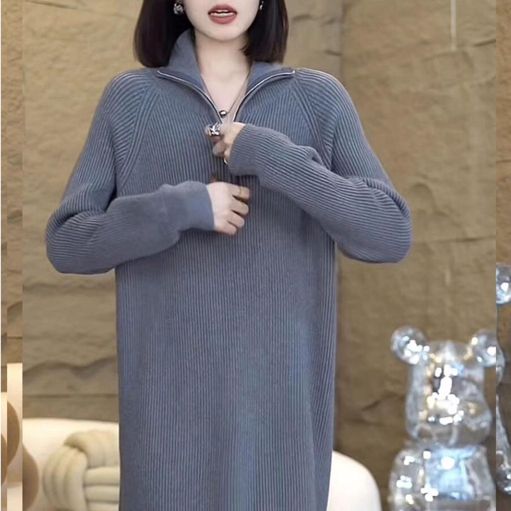 Женское уютное вязаное платье выше колена с высоким воротником и молнией для осени и зимы