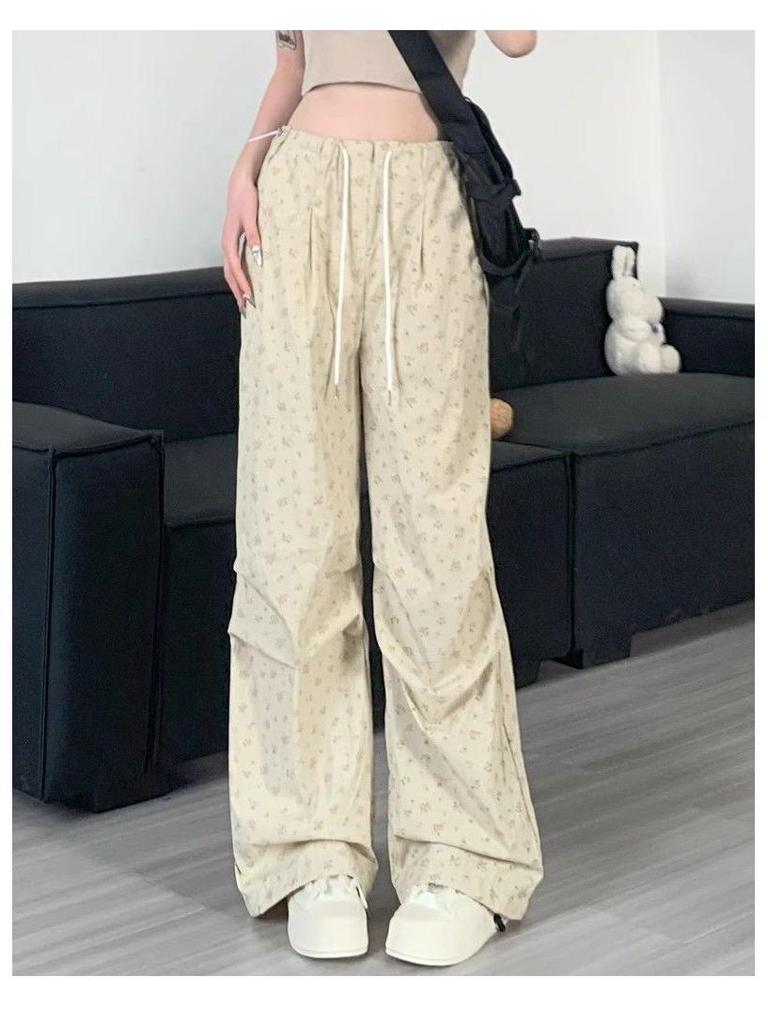 Женские брюки карго широкие из ледяного шелка с цветочным принтом на весну/лето 2025: Свободный Ретро Спортивный Стиль