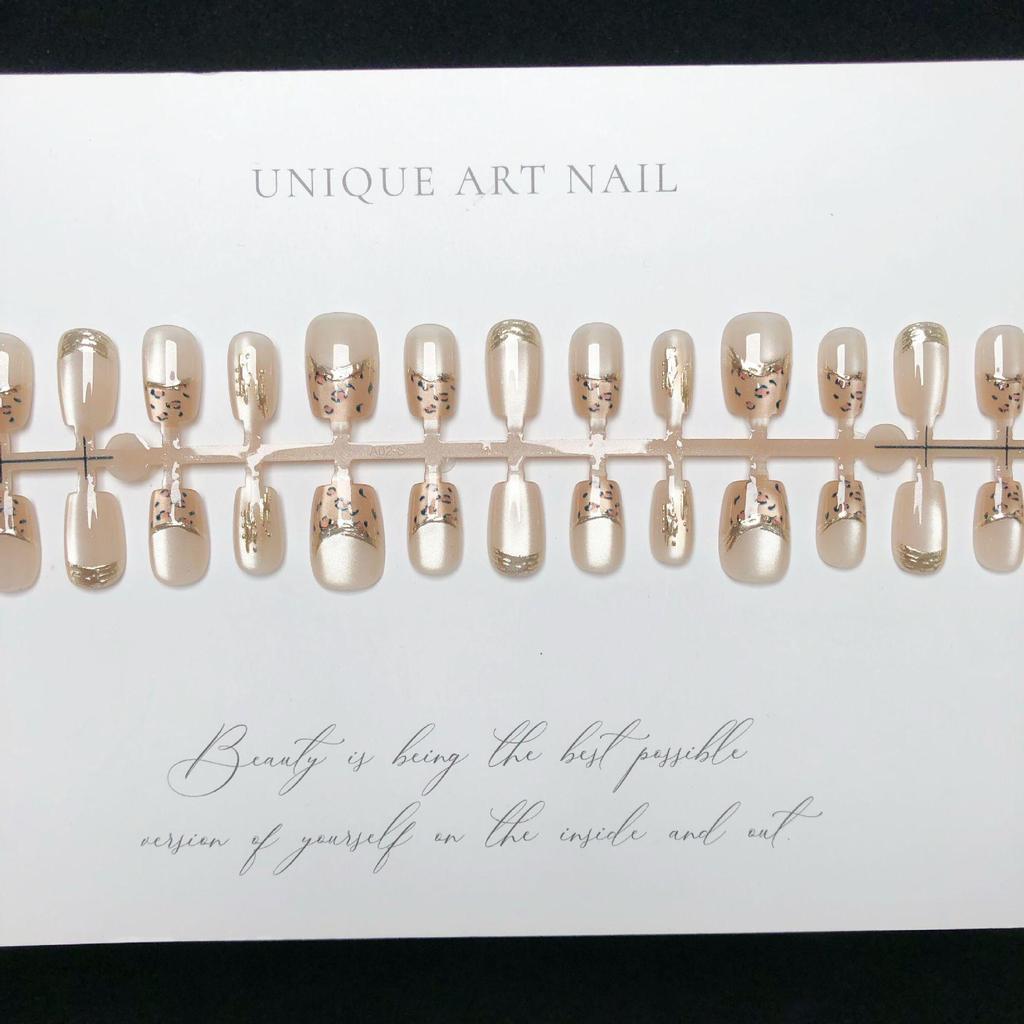 Leopard Print Amber Cat Eye Nail Art Patches: Autumn Winter Collection - 30 Piece Set for a Sweet and Spicy Style