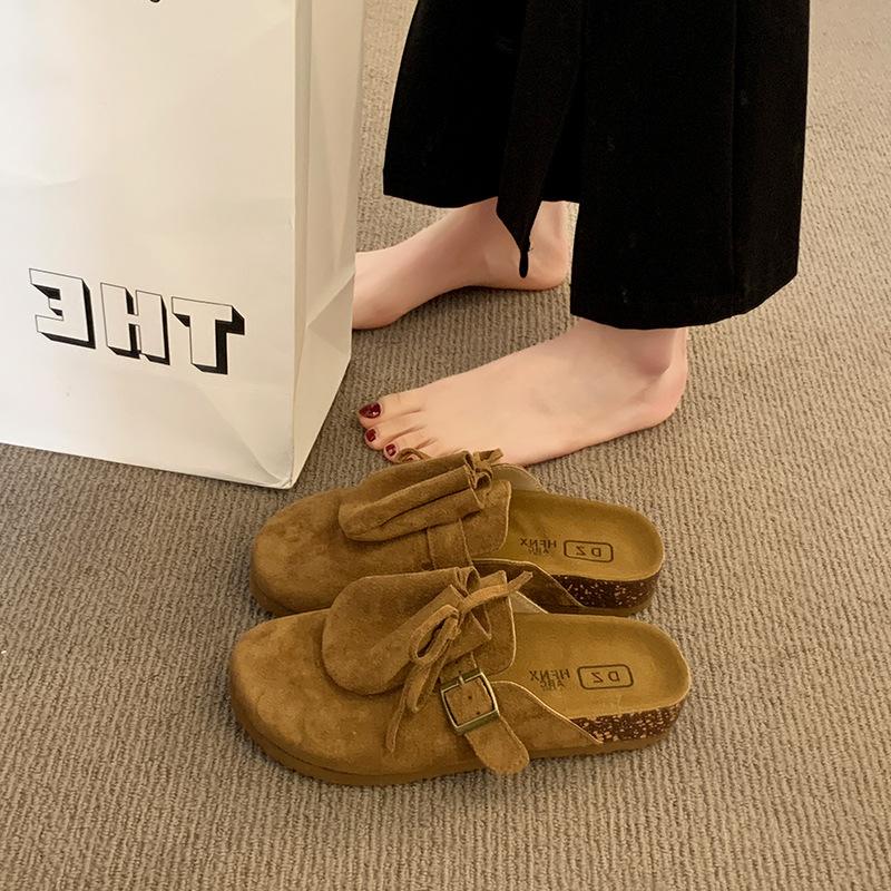 Ленивая женщина в Баотоу в ретро-туфлях Lazy Boken весной и летом