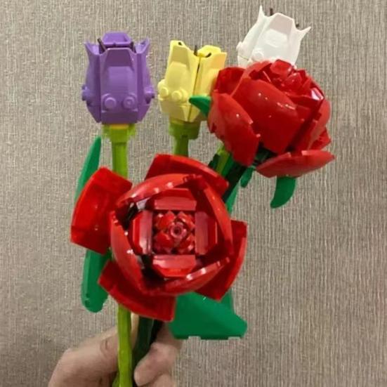 Красивый искусственный цветок против падения яркий цвет украшает