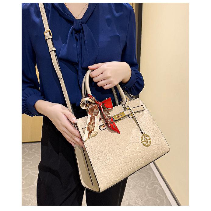 Luxury casual handbag for middle-aged mothers, 2024 summer new crocodile pattern handbag, elegant commuter tote bag for middle-aged women