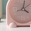 Прикроватный будильник Компактный мини-размер Бесшумная работа Питание от батареек Подсветка дисплея Декоративные настольные часы